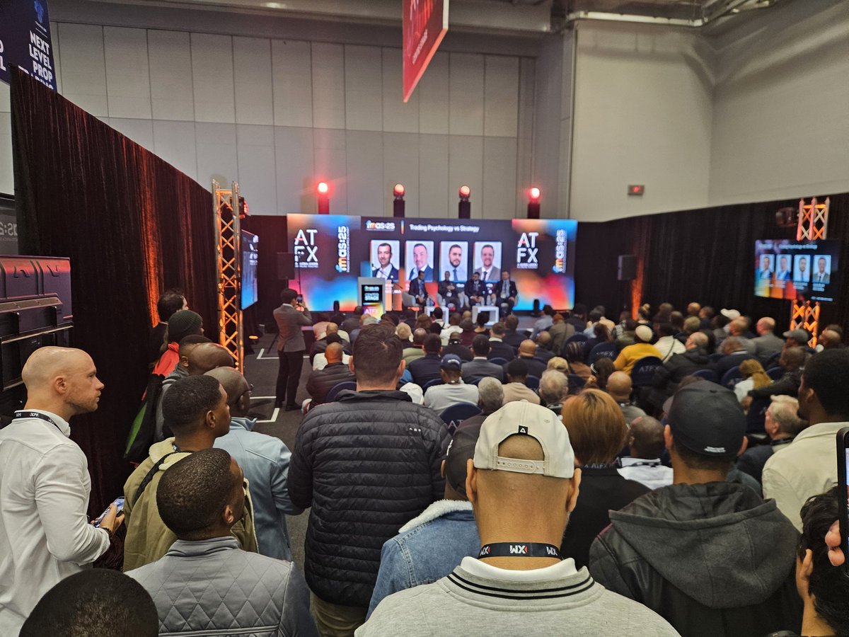 FX_Button's tweet image. Great start here in Cape Town at #FMAS25. Standing room only. African traders are eager to learn.