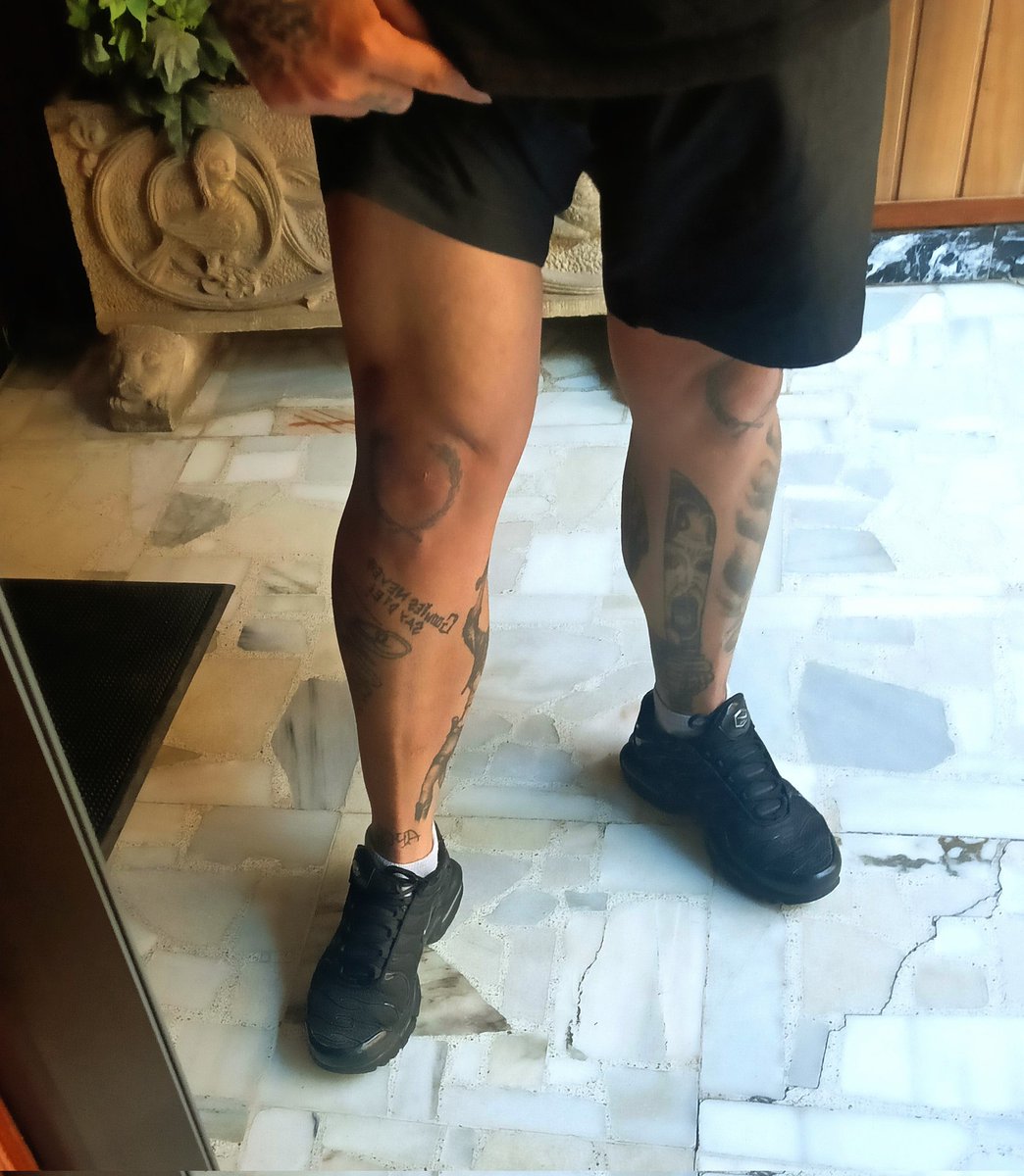 Siempre me negué a hacer pierna cuando entreno, pero ésta sociedad no me lo pone fácil.
En cualquier momento, puede salir una persona aleatoria de unos arbustos y partirte la femoral con un bate de aluminio, eso pasa mucho.
Por favor, manteneos fuertes en la jungla de asfalto.