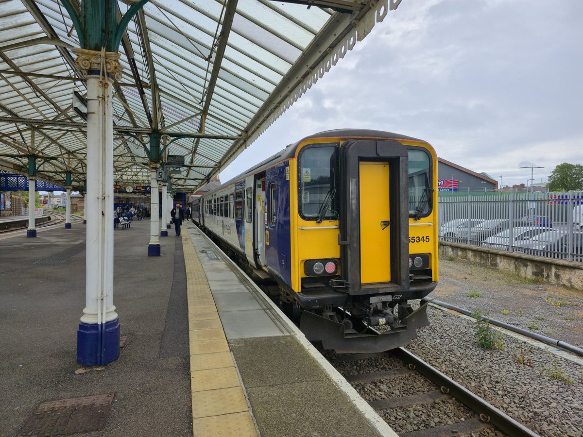 NorthernPeasant's tweet image. Some real "Mega Traction** at Bridlington about to depart for York. @northernassist @TomDearlove1 

**some call the #Class155