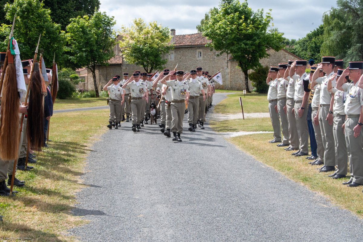 🎖️Passation de commandement ! 💪✨
Après 2 ans passés à la tête de l’escadron de la Louve, c’est avec émotion que le capitaine Aude rend le commandement de cette unité si particulière. Elle rejoindra le 121e RT à l’été. Nous souhaitons au Capitaine Kevin qui lui succède.