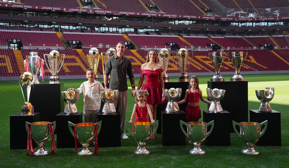 Beraber büyüdük, beraber mutlu olduk, üzüldük... 

Seninle geçen her an çok özeldi, yolun açık olsun Efsane! 💛❤️