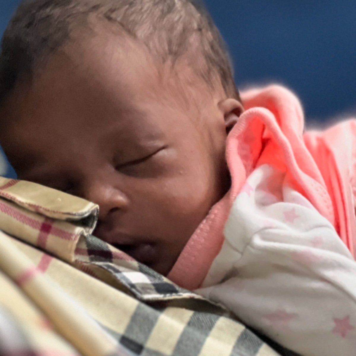 When Hero was born, at first I feared her, I feared to carry her coz she looked so delicate and my hands were always shaky. I was scared I would hurt her or something. And now that she’s bigger, I miss the young version of her coz I feel so ready right now to carry a ka baby🙈