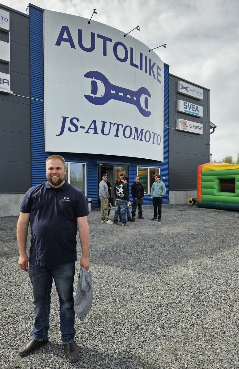 Autokauppa JS-Automoto viettää uusien toimitilojen avajaisia Hakamaan yritysalueella 29.-31.5. "Yhtiö työllistää 10 henkilöä ja myy vuositasolla 1000-2000 käytettyä autoa", kertoo tj Juho Saarela.