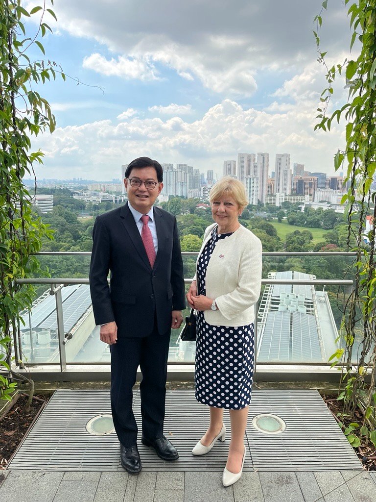 WhitchurchGirl's tweet photo. It was a pleasure to meet Chairman Heng of Singapore’s National Research Foundation to deepen our science and tech collaboration.
From AI to engineering biology, the UK and Singapore are building a shared future of innovation.
#ATxSG #AsiaTechWeek @UKinSingapore https://t.co/CvvjQvGJ7G