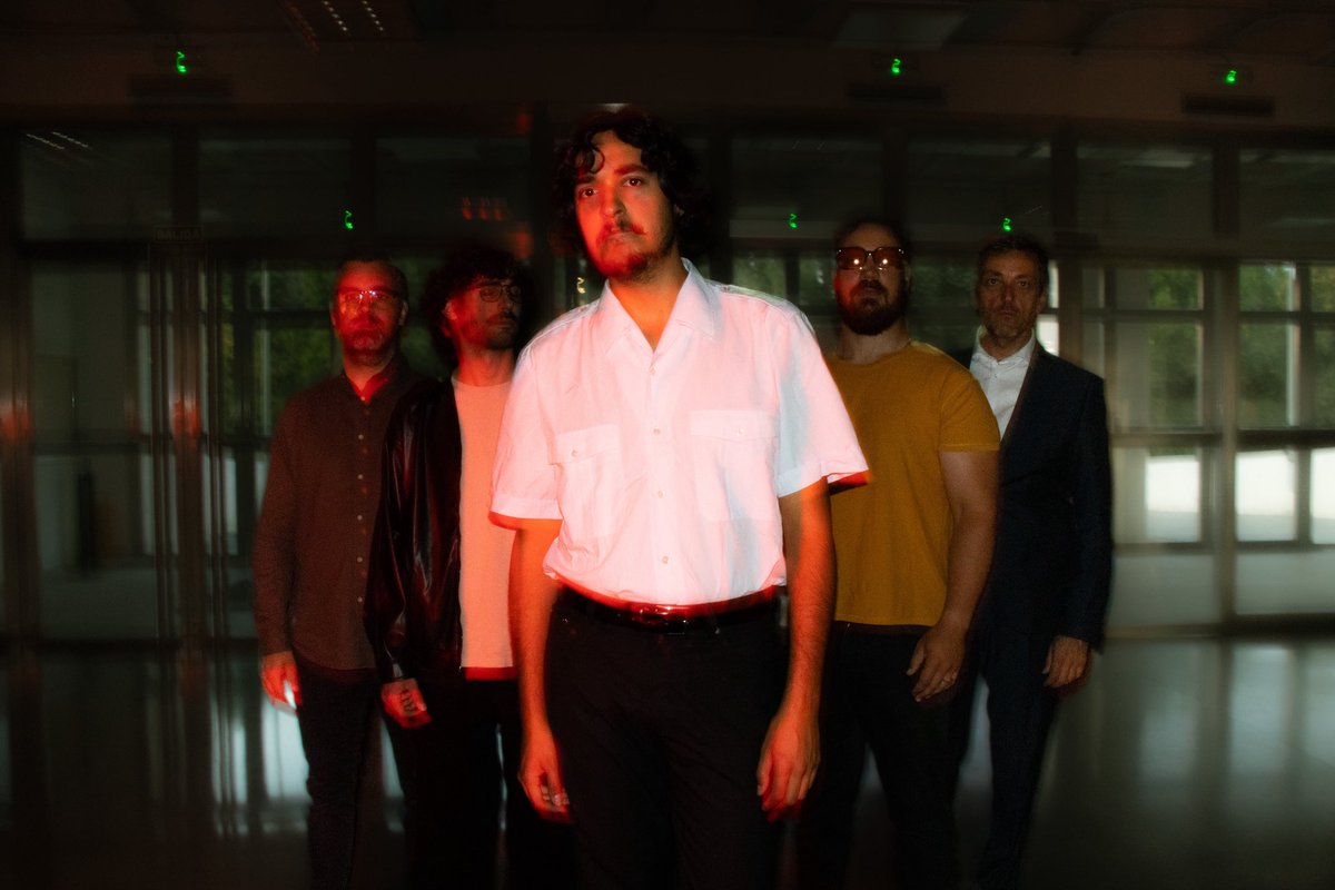 YA ESTÁ FUERA “EN REALIDAD NO” y estas fotos chulisimas nos las hizo <a href="/lakoredelpeplo/">lakoredelpeplo</a> . Esto es solo un adelanto del disco que viene pronto, no te lo pierdas 🟨🟢🟥🔵