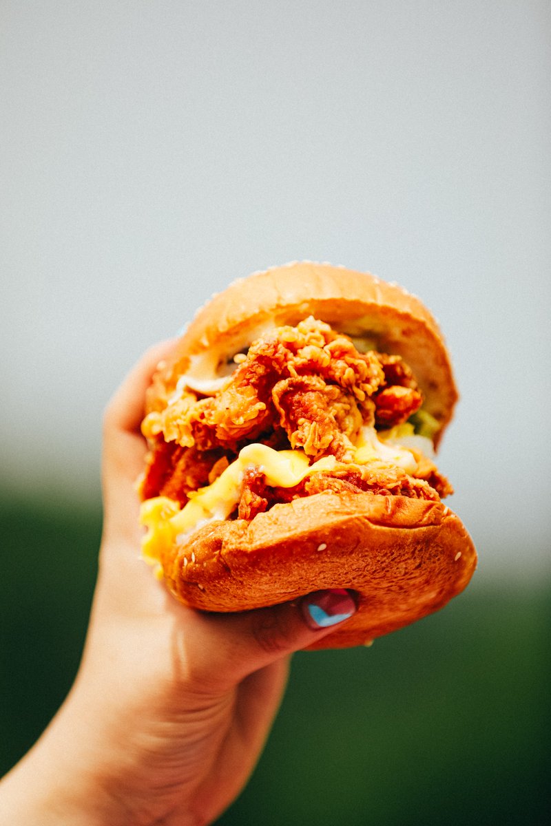 Шинэхэн, хөлдөөгөөгүй тахианы махаар бүтээгдэхүүнээ хийдэг учраас шүүслэг, зөөлөн төдийгүй баялаг орц, амттай шарсан тахиа, бургерыг Mom's Touch-ын салбаруудаас ирж амтлаарай 🧡🤎