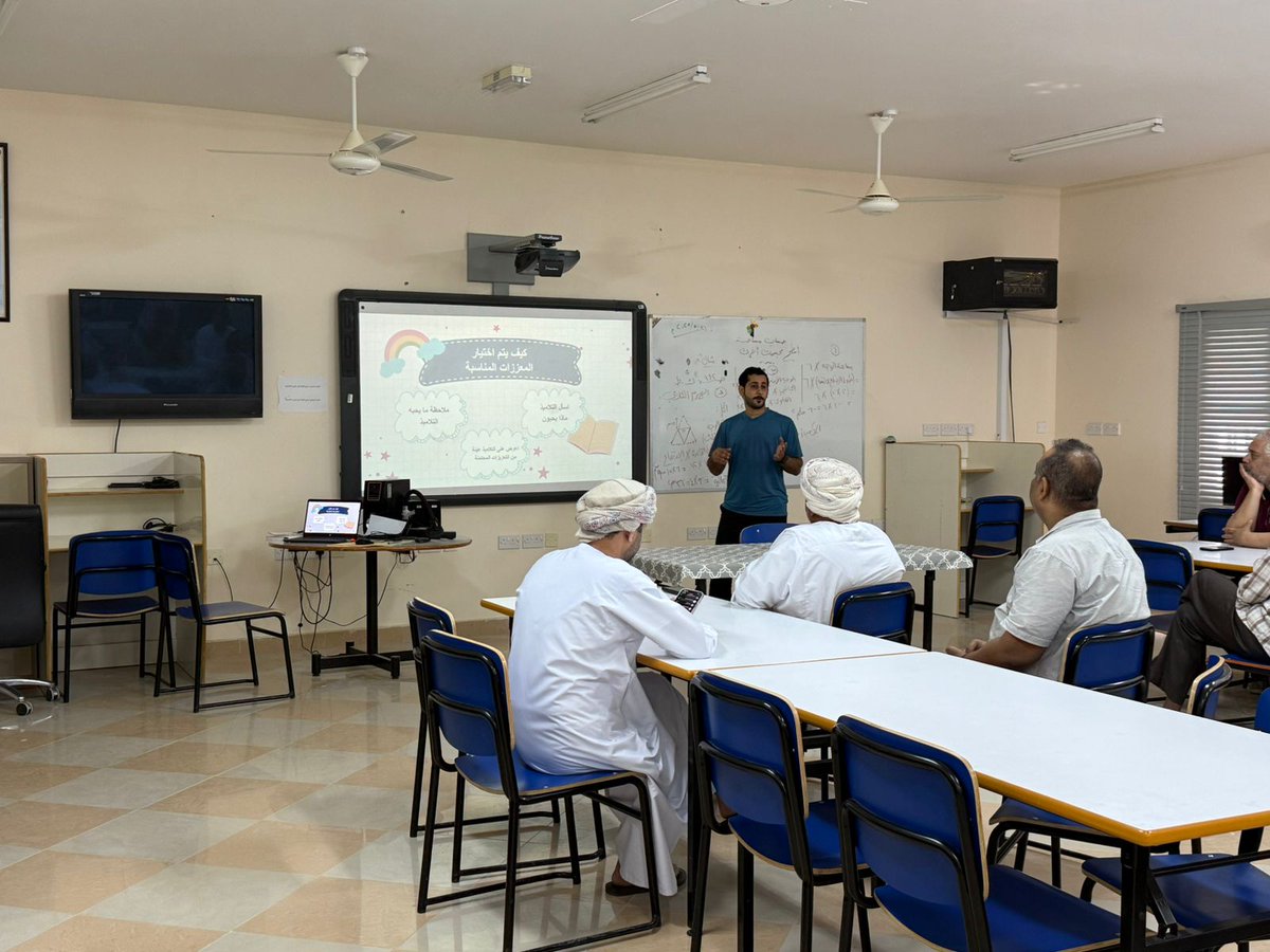قدّم أعضاء هيئة التدريس خلال الأسبوع المنقضي عددا من برامج الإنماء المهني حيث قدّم الأستاذ محفوظ الشيباني ورقة عمل حول استخدامات الذكاء الاصطناعي
كما قدّم الأستاذ حسن البوسعيدي ورقتي عمل حول التعزيز التربوي و دور ممارسة الرياضة في تحسين الصحة العامة
#تعلم_مستدام
#تعليمية_الداخلية