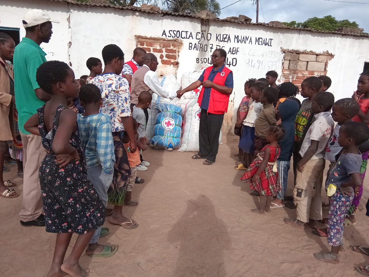 No âmbito do #DiaDaCruzVermelha (8/05), a CVM DP Manica visitou a associação KUDZA MWANA MBAWI em Chimoio e doou roupas e redes mosquiteiras.
A associação apoia crianças órfãs, vulneráveis e com deficiência. Solidariedade que transforma vidas!⛑️❤️ linkedin.com/feed/update/ur…