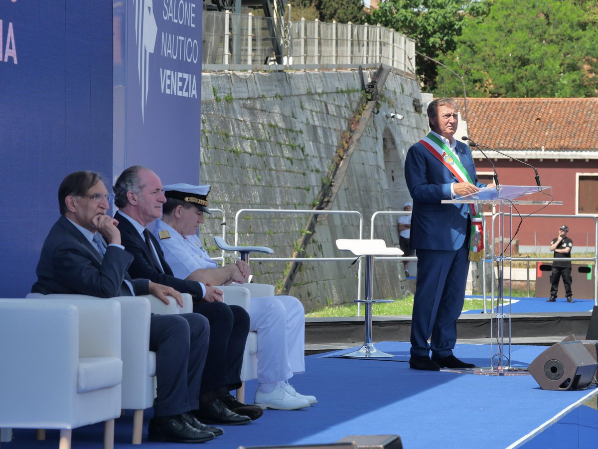 Comune di Venezia (@comunevenezia) on Twitter photo 🔹 Le parole del sindaco di Venezia <a href="/LuigiBrugnaro/">Luigi Brugnaro</a> all’inaugurazione del #SaloneNauticoVenezia:
💬 “Voglio dare un benvenuto a tutte le autorità presenti, al presidente del Senato <a href="/Ignazio_LaRussa/">Ignazio La Russa</a>, al governatore <a href="/zaiapresidente/">Luca Zaia</a>, al presidente di <a href="/ITAtradeagency/">Italian Trade Agency</a> Matteo Zoppas, a 🔹 Le parole del sindaco di Venezia <a href="/LuigiBrugnaro/">Luigi Brugnaro</a> all’inaugurazione del #SaloneNauticoVenezia:
💬 “Voglio dare un benvenuto a tutte le autorità presenti, al presidente del Senato <a href="/Ignazio_LaRussa/">Ignazio La Russa</a>, al governatore <a href="/zaiapresidente/">Luca Zaia</a>, al presidente di <a href="/ITAtradeagency/">Italian Trade Agency</a> Matteo Zoppas, a