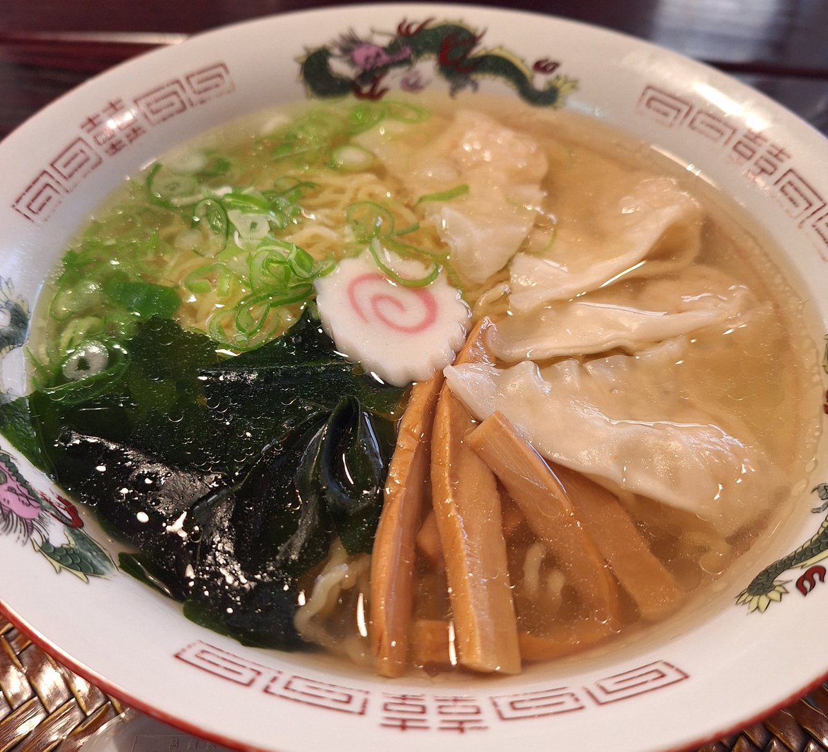 OsamuSuda's tweet photo. 山菜採りの帰りに🍜いつもはお決まりの重作だけど、本日定休日⤵️仕方なくこちらへ訪問。久々に食べれて満足満足😋

山菜は例年より収穫が少ないけど...まぁいいか👍

#大の家 
#エビワンタン麺 https://t.co/PYFnfEYGDC