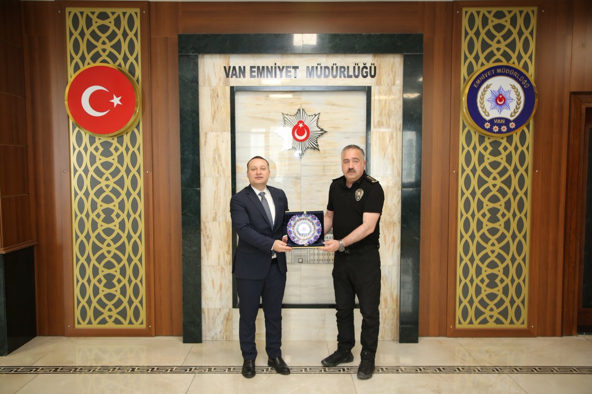 Cumhurbaşkanlığı Kararnamesi ile Kayseri ili Bünyan Kaymakamı olarak ataması gerçekleştirilen Edremit Kaymakamı Sn. YÜCEL ERDEM, İl Emniyet Müdürümüz Sn. Murat MUTLU'ya veda ziyareti gerçekleştirdi.