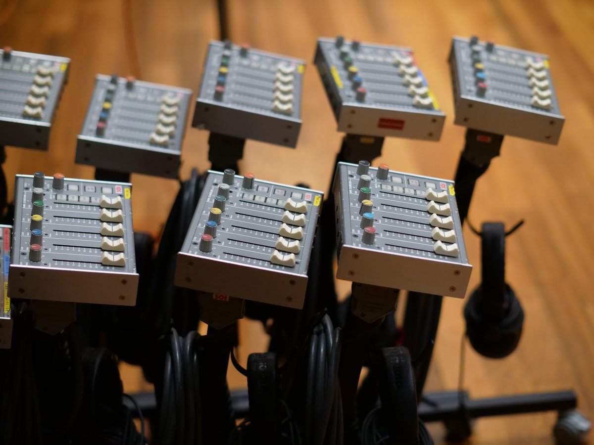 現在ビクタースタジオでは、音響系専門学校･大学を2026年3月卒業見込みの方を対象に、スタジオスタッフを募集しております。

レコーディングやマスタリング、スタジオ運営に関わる仕事をしてみたい方、ぜひご応募ください。
victorstudio.jp/news/#entry8718

録音芸術の素晴らしさを体感できる職場です。