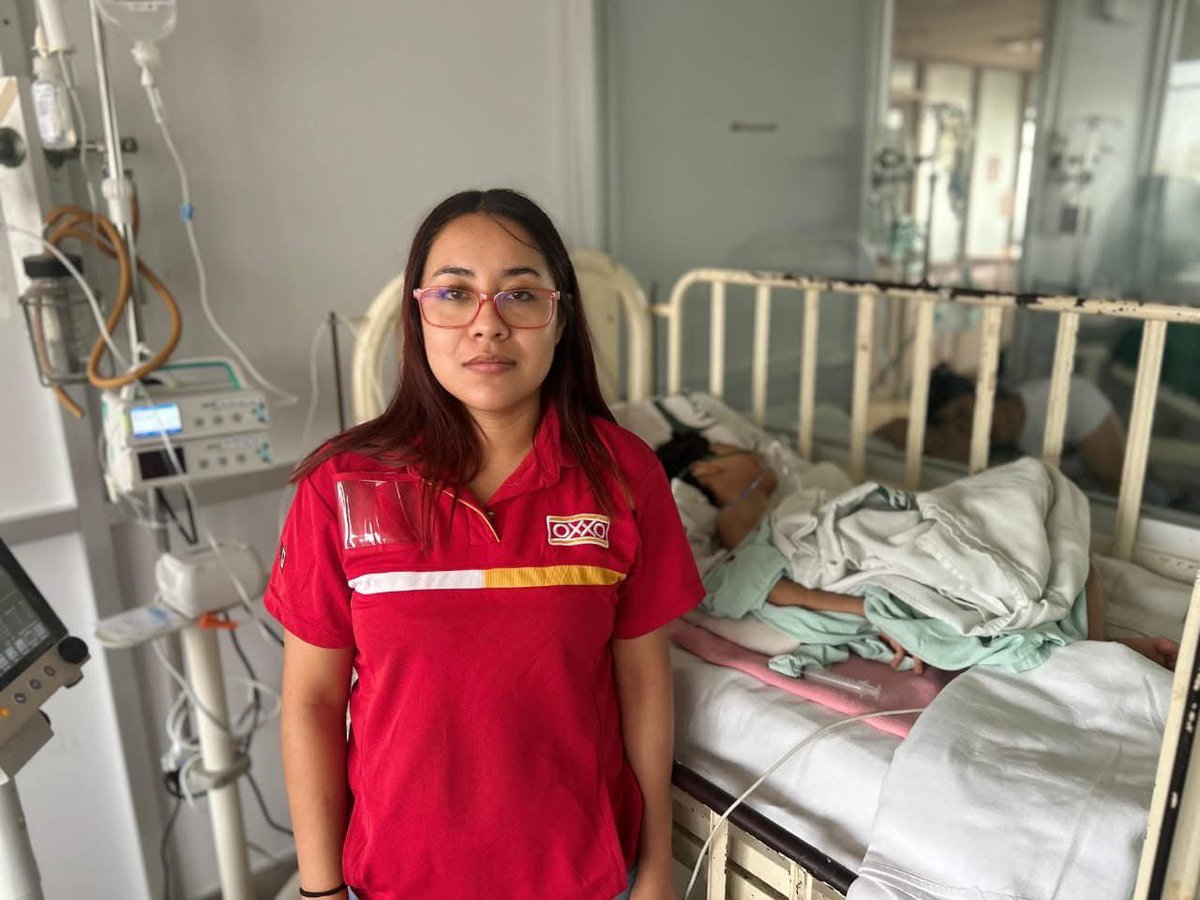dect1608's tweet photo. #ULTIMHORA 
🆘😡 #IMSSDeTerror | ¡ESTO NO ES UN HOSPITAL, ES UN HORNO DE NEGLIGENCIA! 🏥🔥

Un niño llamado José Fernando lleva casi una SEMANA internado en la cama 230 del 2do piso del HGN6 del @Tu_IMSS en #Tampico Tiene microcefalia. Se convulsiona. Su operación está lista. Pero… ¿el neurocirujano? AUSENTE. ¿El pediatra? NI SUS LUCES.

🔥 El aire acondicionado NO FUNCIONA. La familia llevó su propio ventilador para que no se muera asfixiado antes de que la indolencia lo mate.

El niño fue puesto en ayuno para cirugía. Pero al no alimentarlo correctamente, SE CONVULSIONA CADA VEZ MÁS. Ya le colocaron una sonda nasal que le causa dolor. ¿Y saben qué hace el personal de @Tu_IMSS_TAM ? NADA.

👵🏼 Maritza Novoa Cruz, su abuela, alzó la voz. Porque este infierno médico no puede seguir escondido bajo las alfombras del #IMSS 

‼️ Y AQUÍ ENTRA @FEMSA 

Mientras FEMSA presume campañas de salud y clínicas privadas en redes, sus trabajadores padecen este INFIERNO llamado IMSS. ¿Dónde está su exigencia por los derechos y trato digno a sus empleados, sí, los derechohabientes? ¿O solo están cuando hay fotos y cheques con logotipos?

🧠 José Fernando está al borde del paro cardiaco por tanta convulsión. Su madre, Britany, espera lo peor en el calor del abandono.

¿Y tú, @zoerobledo ? ¿Meterías a TU HIJO en el #HGN6? ¿O lo mandarías directo a #Houston #Texas? 

Este caso DEBE sonar en la #MananeraDelPueblo Presidenta @Claudiashein: si de verdad viene un nuevo camino, que empiece por salvar a nuestros niños de este sistema criminal disfrazado de servicio público.

📣 ¡RT! ¡Compártelo!

#IMSSDeTerror #JusticiaParaJoséFernando #HospitalInfierno #ZoéDespierta #ClaudiaEscuchaAlPueblo #NiUnPacienteMás #TampicoExigeDignidad