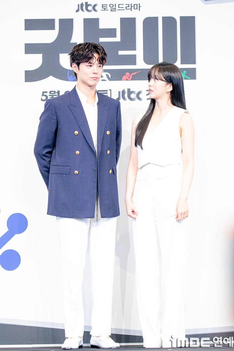 [포토] 박보검 김소현, '아궁빵' 굿 보이 걸 
#박보검 #ParkBogum #김소현 #KimSohyun 
#굿보이 #GoodBoy #JTBC #제작발표회_250529 [iMBC연예]

‘굿보이’는 특채로 경찰이 된 전직 국가대표들이 메달 대신 경찰 신분증을 목에 걸고, 비양심과 반칙이 판치는 세상에 맞서는 코믹 액션 청춘 수사극.