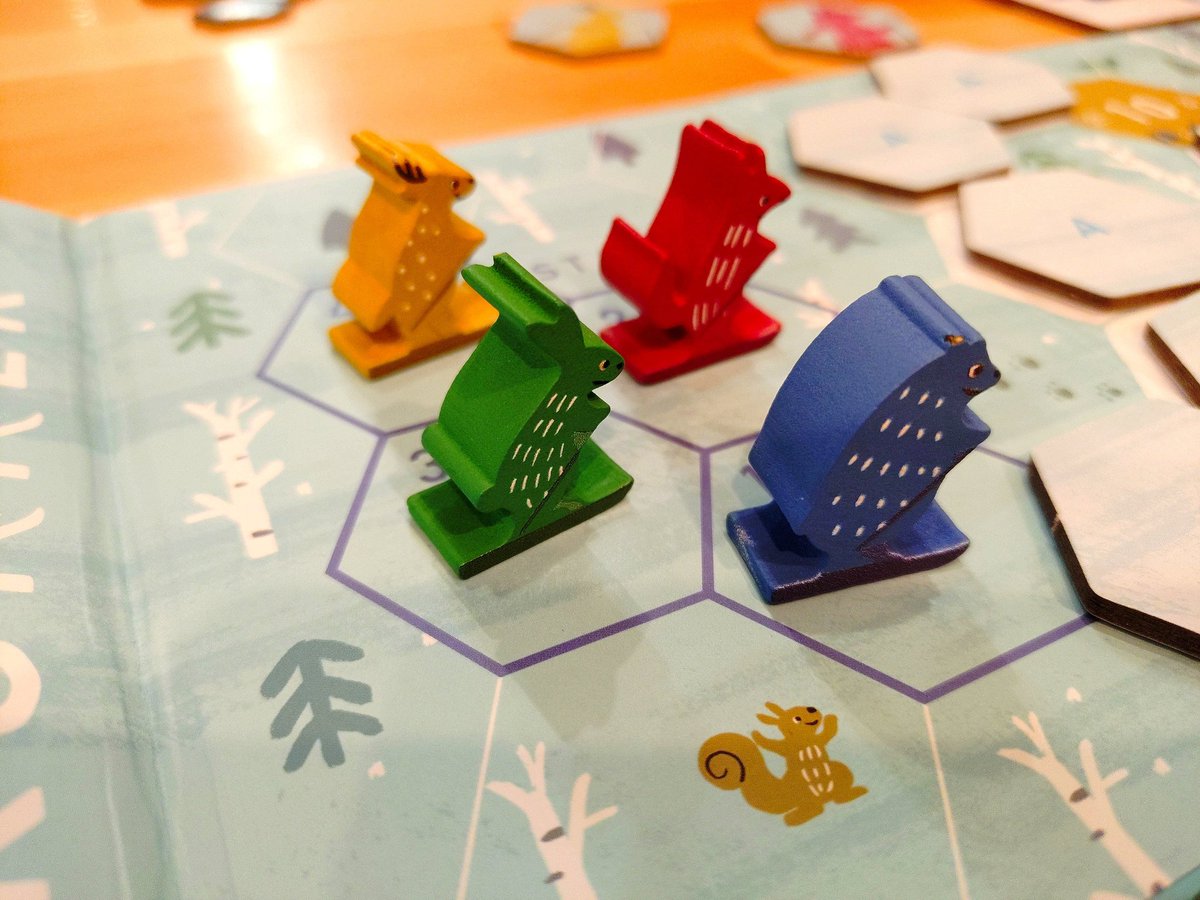 『WHITE RUNNER』
クロスカントリースキーがテーマのレースすごろくだって珍しい✨
都度、ダイス目でのお題達成で進むけど、計画⇒実行のステップがあるので上手くハマれば逆転劇が巻き起こる⛷️
でも離されると絶望もする（笑）
にしても、ため息がでる程のウツクシコンポーネンツね🥺可愛すぎんか?!