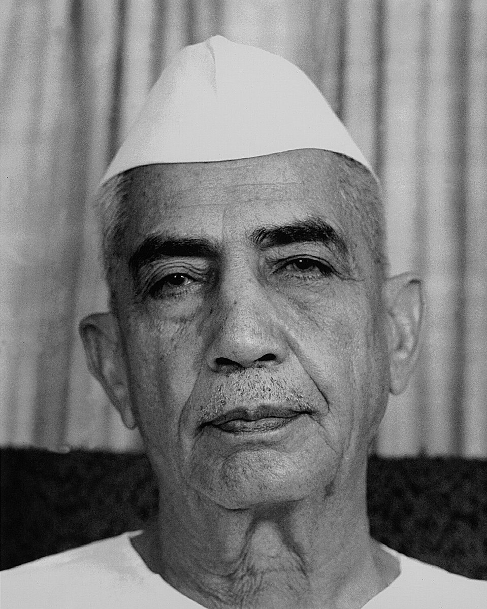 shuhamsaurabhn's tweet photo. चौधरी चरण सिंह के जीवन से जुड़े कुछ मजेदार, दिलचस्प और प्रसिद्ध किस्से भी हैं जो उनके व्यक्तित्व और राजनीतिक शैली को दर्शाते हैं। नीचे ऐसे ही कुछ रोचक घटनाओं को बिंदुवार प्रस्तुत किया गया है:

⸻
थ्रेड 1 

🔸इंदिरा गांधी से दो टूक अंदाज़

चौधरी चरण सिंह साफ़गोई के लिए जाने जाते थे। जब वे इंदिरा गांधी की सरकार में मंत्री थे, तब उन्होंने एक बार उनके नीतियों की आलोचना कर दी।
इंदिरा गांधी ने उनसे कहा:

“आप मेरे अधीन काम कर रहे हैं!”
इस पर चरण सिंह ने तुरंत जवाब दिया:
“मैं संविधान के अधीन काम कर रहा हूँ, किसी व्यक्ति विशेष के नहीं।”

यह जवाब उस दौर में बहुत चर्चित हुआ और उनकी स्वतंत्र सोच की मिसाल बन गया।

⸻ 
पूरी जानकारी अगले थ्रेड में जरूर पढ़े ।।
