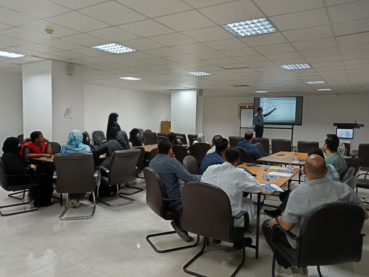 قسم الأمراض غير المعدية بدائرة الرعاية الصحية الأولية بالتعاون مع شركة استرازينكا للصناعات الدوائية ينظم حلقة عمل حول ضغط الدم و الربو بقاعة الندوات بالمديرية.
وتشهد الحلقة مشاركة ٣٥ من الفئات الطبية و الطبية المساعدة بمختلف المؤسسات الصحية بالمحافظة.
و يسعى القائمون على الحلقة
