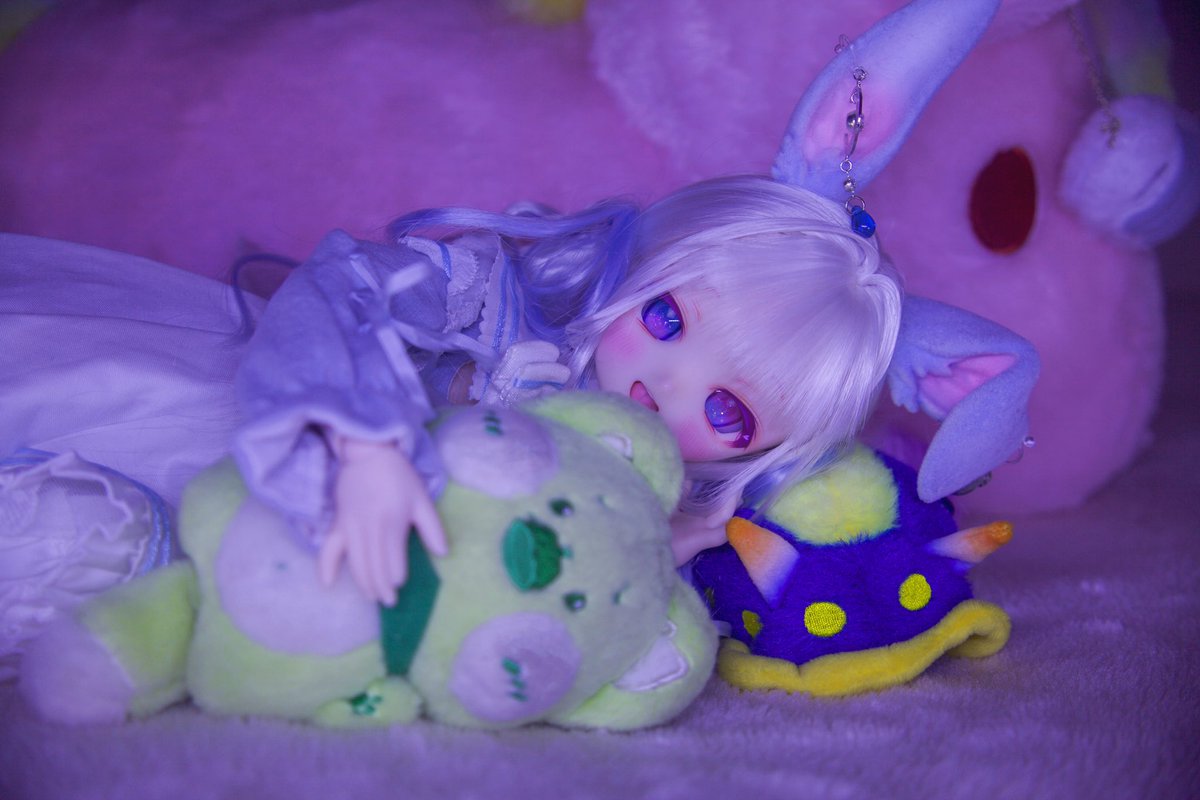 春華ちゃんのお泊まり会で、一緒に寝る！
最初は緑の狐(猫？)ぬいぐるみを抱く写真を撮るつもりだったが、撮った後ほっぺが汚いと気づいてシナモンにした…
#MDD