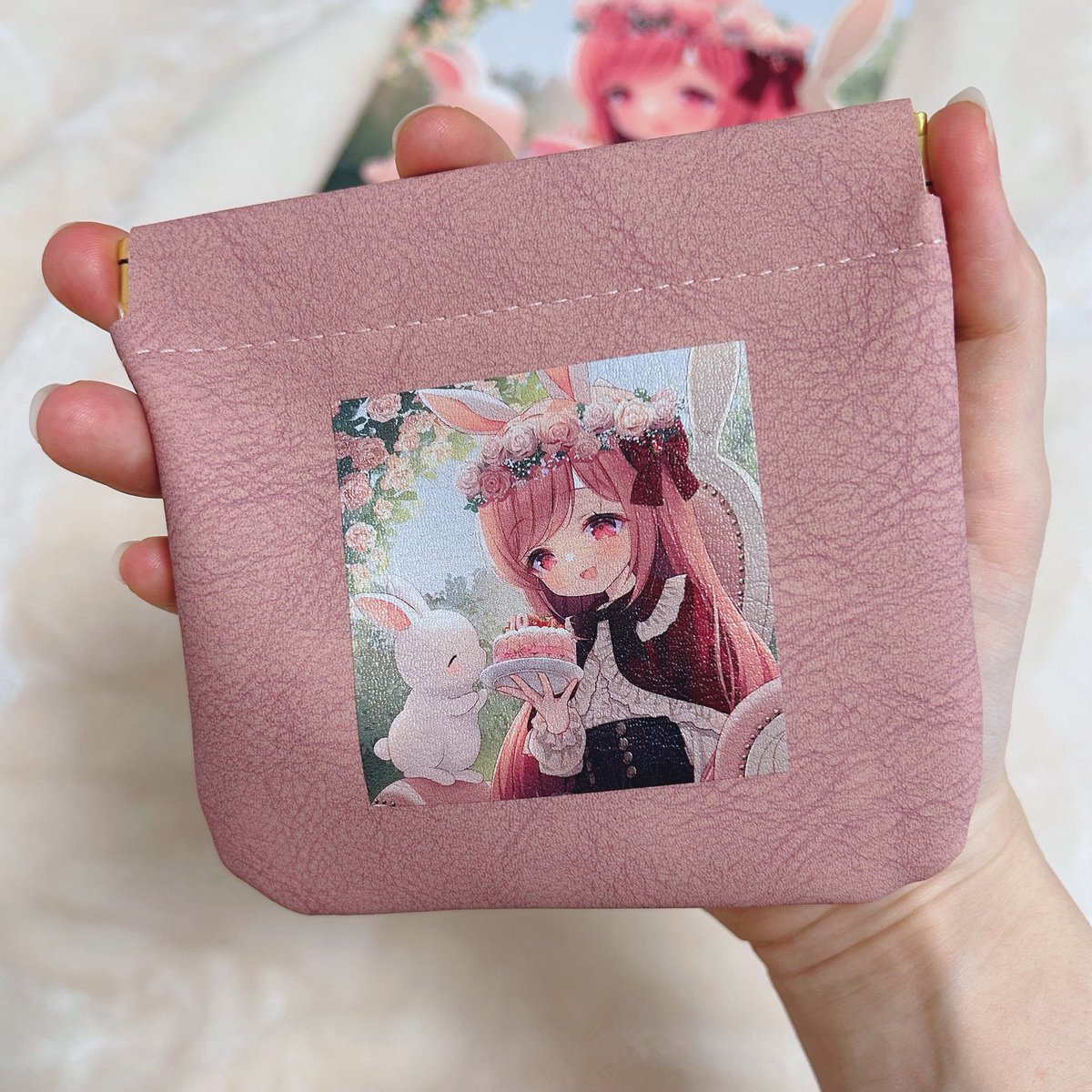 新作グッズ、バネロポーチも届きました!
このように片手で開けられるミニポーチです!
イベント用の小銭入れとして大活躍しそうな一品です🐰🎶 