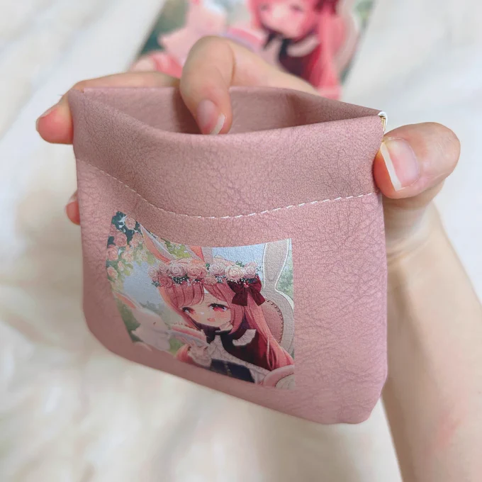 新作グッズ、バネロポーチも届きました! このように片手で開けられるミニポーチです! イベント用の小銭入れとして大活躍しそうな一品です