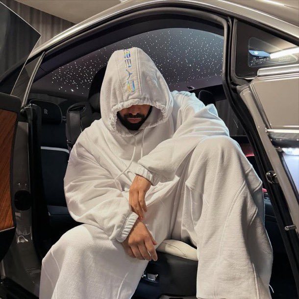 AkademiksTV's tweet photo. Drake and Michael Jackson are tied for the fourth-most number one hits on the Billboard Hot 100 chart, with both having 13. 

The release of his next album Iceman will officially mark the moment he surpasses Michael Jackson. https://t.co/Tjasbrsq0B