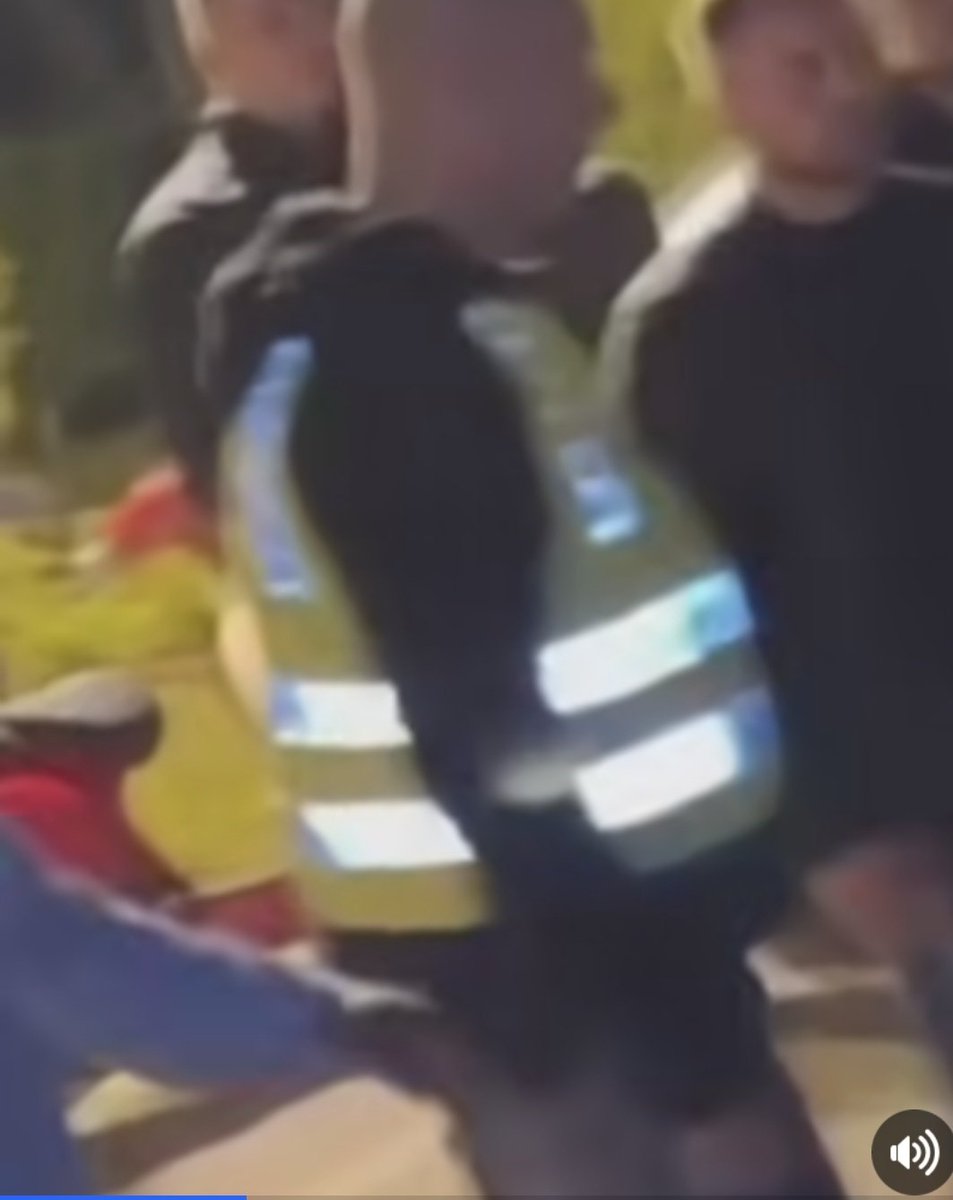 Група шиптари од Чаир пратени од Висар Ганиу доцна навечер со комби возило пред зградата на град Скопје истураат отпад од вреќи насекаде. 

Пристигнуваат неколку полициски возила, полицијата со рацете во џеб едноставно уживаат во циркусот кој приредува овие неандерталци!