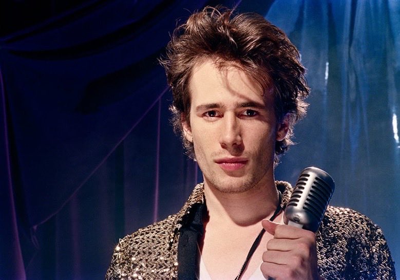 “Jeff fu uno dei più grandi compositori
 del decennio” 
(Bob Dylan)

La sera del 29 maggio 1997,
Jeff Buckley, mentre era a bordo di
un furgone guidato dal suo roadie
Keith Foti, passando lungo le rive del Wolf River, un affluente del Mississippi,
chiese all'autista di fermarsi,