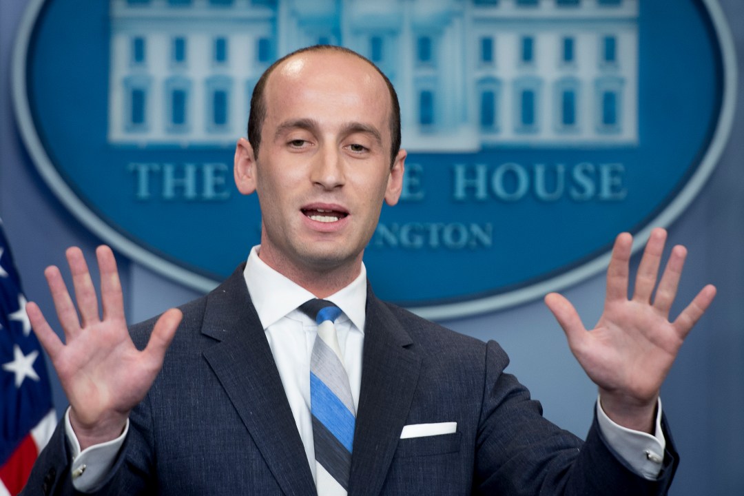 🚨 BREAKING : "Stephen Miller, consigliere di Trump, risponde al blocco delle tariffe: 'Il colpo di stato giudiziario è fuori controllo'"