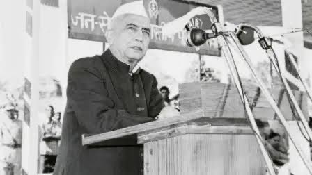 shuhamsaurabhn's tweet photo. थ्रेड 6

🔸 प्याज की राजनीति का अनोखा किस्सा

एक बार प्याज की कीमतें बहुत बढ़ गईं थीं। एक पत्रकार ने उनसे पूछा:

“क्या सरकार गिर जाएगी प्याज से?”
चरण सिंह ने हँसते हुए कहा:
“जिस देश में किसान की चीज़ इतनी ताक़तवर हो जाए कि सरकार गिरा दे, वहाँ की राजनीति में अब भी दम है!” https://t.co/pnY2EcdWsO