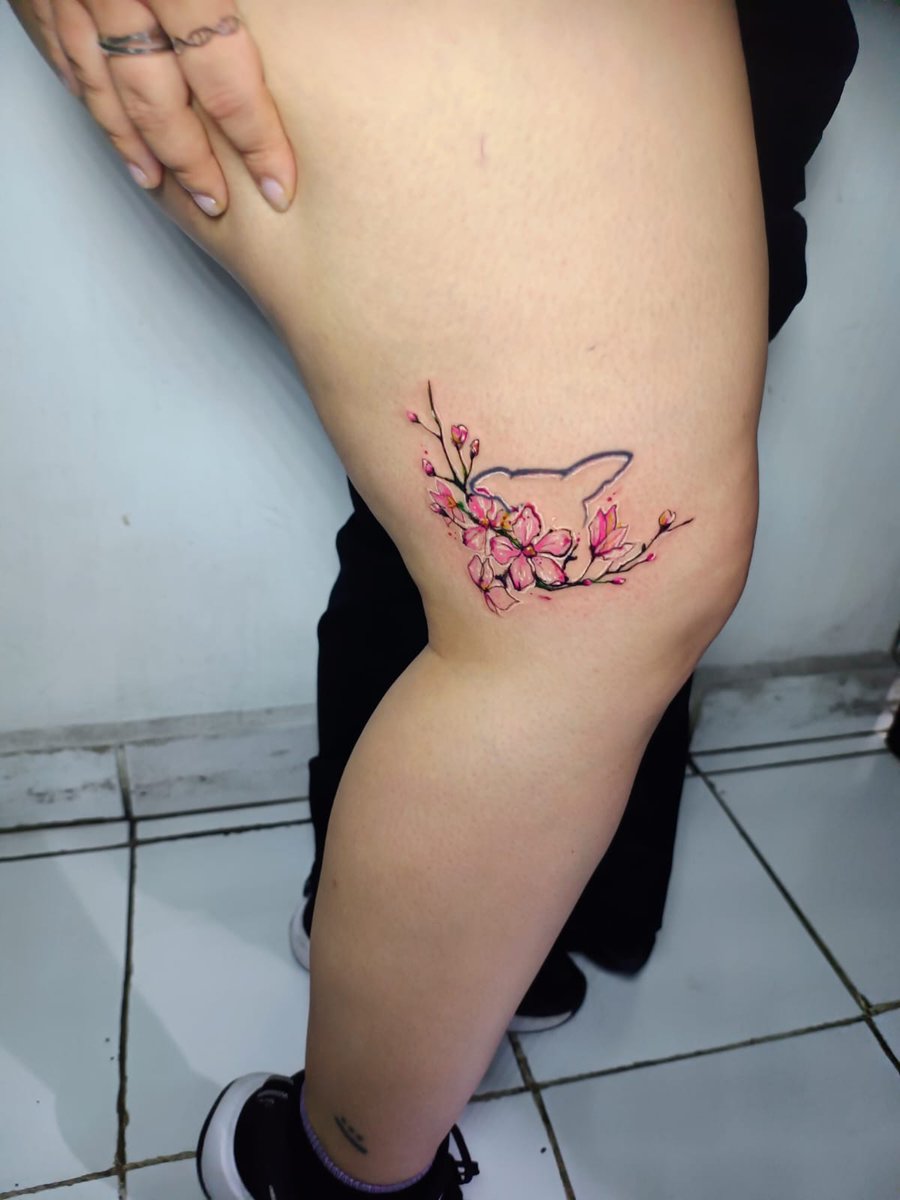 Unas bonitas flores en la pierna ,tratando de arreglar un desastre que le dejaron en otro lado 
Gracias por la confianza 
#cdmx  #tattoo