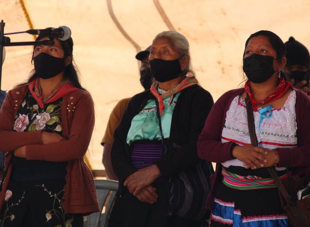 radiopozol's tweet photo. De lejos viene | ͶÀTIꟼAƆ ⅃Ǝ | Mayo 2025 | #EZLN  |  

*el Votán con nagua, guarda y aguarda.
  Una niña abre los ojos como si una puerta abriera.  La mujer más mayor repite lo q su corazón le dicta: “Resistencia y Rebeldía.  A la chingada el pirámide”.

https://t.co/64jakRYKxp https://t.co/VSafd9hcaq