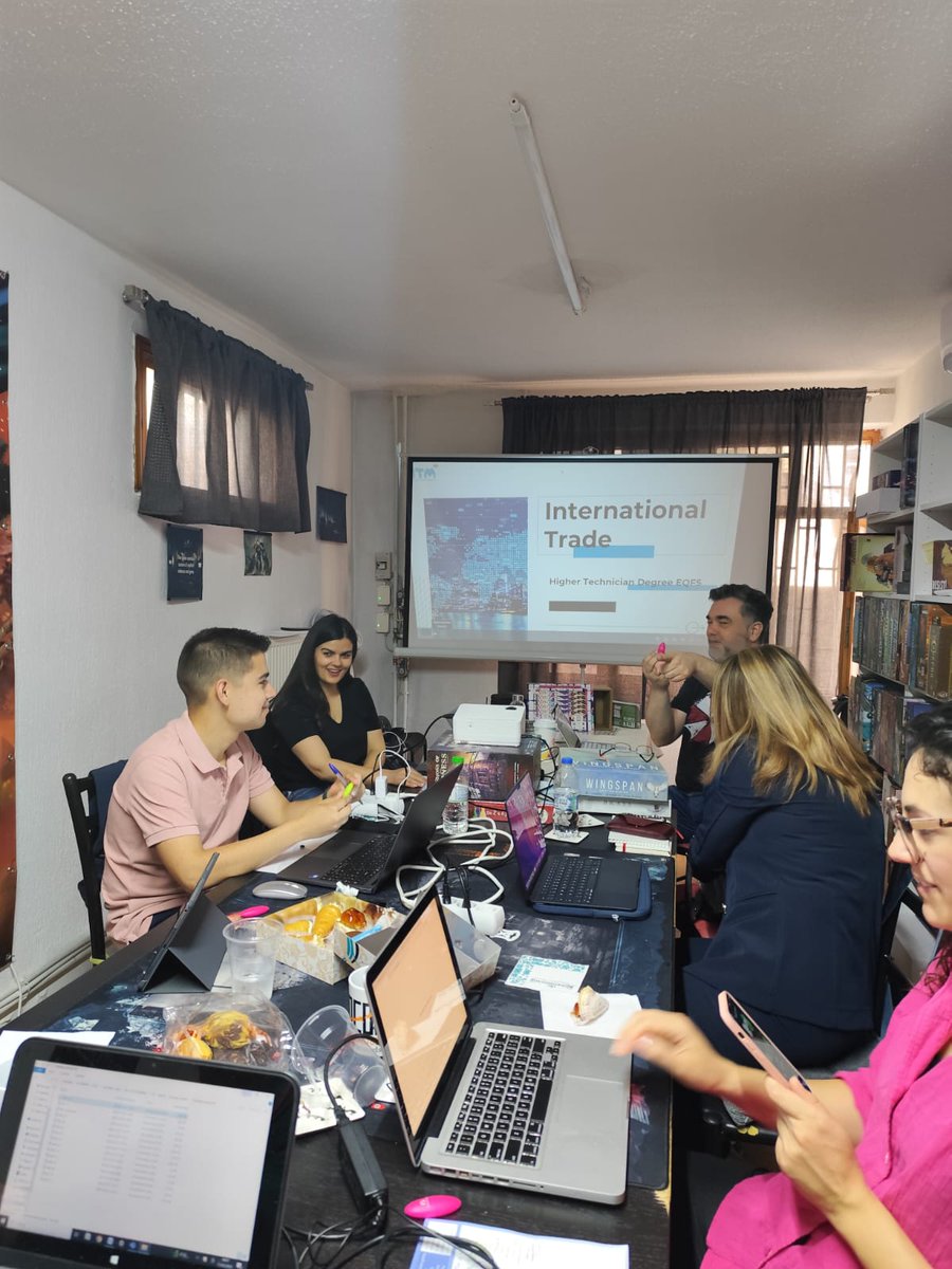 La semana pasada viajamos a Karditsa para el primer LTTA de @ecotrade_boardgame. Diseñamos la mecánica y cartas de un juego de mesa sobre transporte de mercancías y sostenibilidad. ¡Gracias @draconrds y @training2000_italia! Próximamente en nuestras aulas.

#FP #ITM #ErasmusPlus