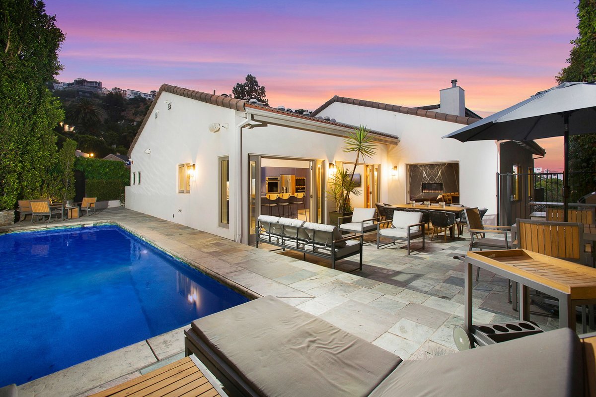 goshopstr's tweet photo. Elegant 5 Bedroom Escape Near Sunset Strip in Los Angeles, California. Private Pool, Spa, Gym &amp; Home Theatre for the Ultimate Getaway.

Book your stay today: https://t.co/7pyINuPKT1 https://t.co/lLZiNNOa2k