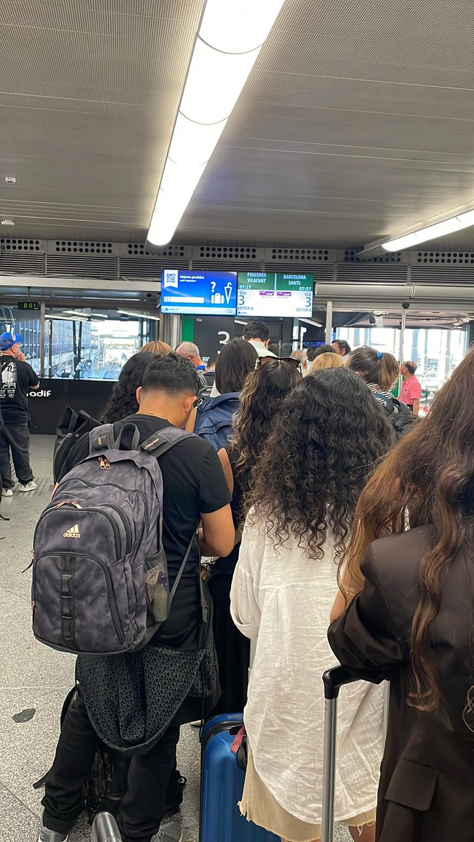 Hubo un tiempo en el que el AVE salía puntual. Hace 10 minutos que deberíamos haber empezado el viaje, sin embargo, aquí estamos…