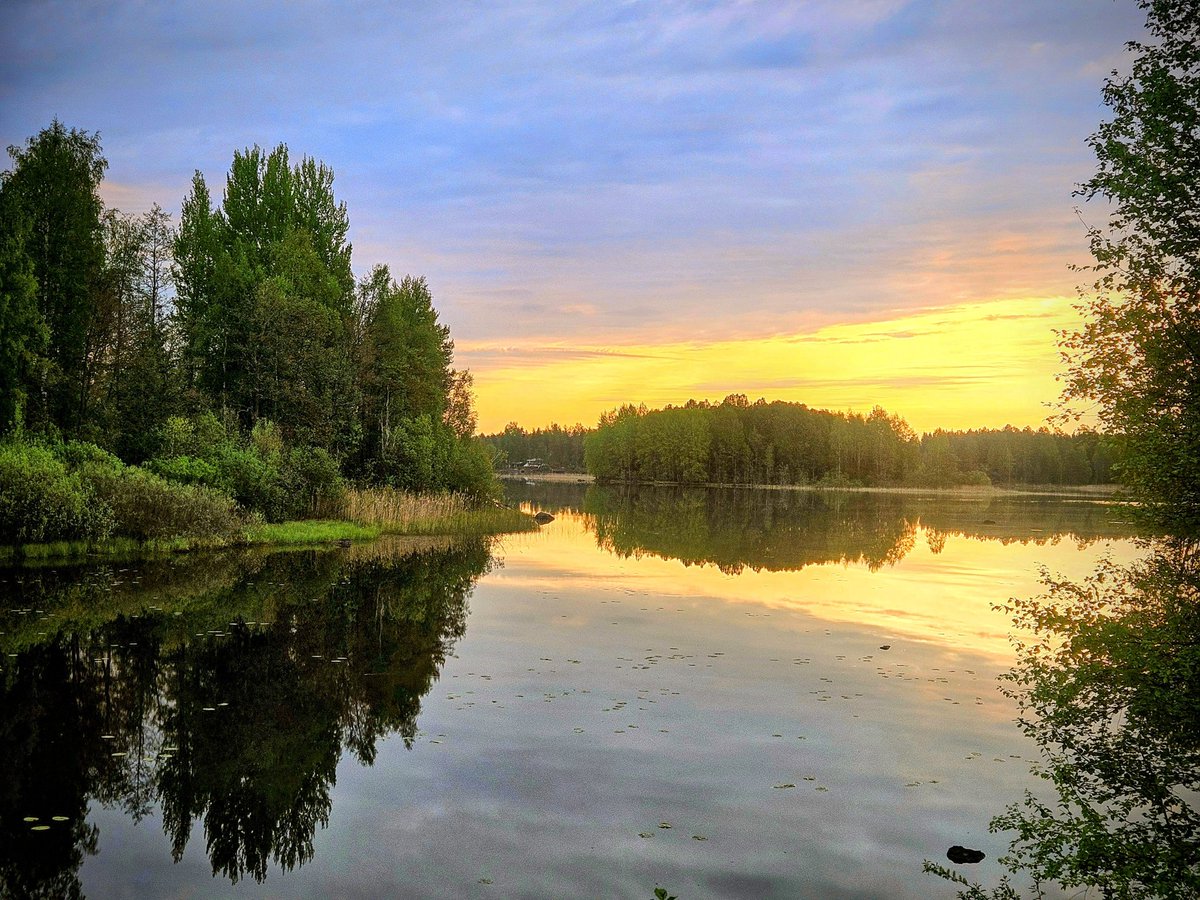Helatorstain aamua. Luonto elää kesäistä onneaan. Ihanaa kulkea rinnalla, katsella, kuunnella, ihmetellä.