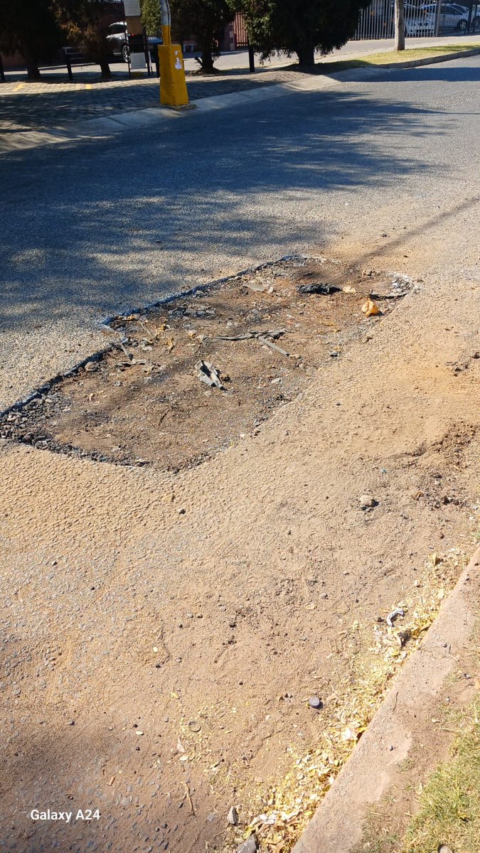 MMCKennyKunene's tweet photo. 📌Spotted📌
@MyJRA Region F team in Booysens on Mentz Street, doing deep patching.
#OperationRestore #OperationLungisa #OperationLokisa #OperasieHerstel #KKatWork #MMCKKSupport
@Kenny_T_Kunene
@CityofJoburgZA https://t.co/4EBodiEtVw