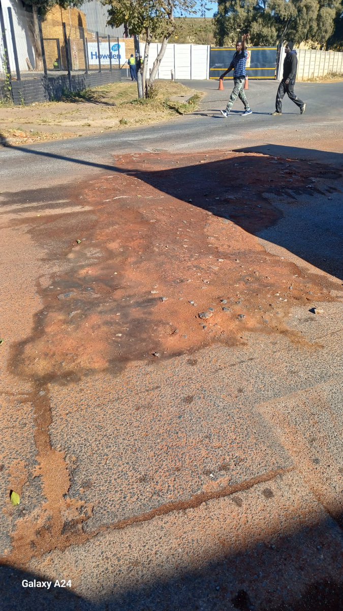 MMCKennyKunene's tweet photo. 📌Spotted📌
@MyJRA Region F team in Booysens on Mentz Street, doing deep patching.
#OperationRestore #OperationLungisa #OperationLokisa #OperasieHerstel #KKatWork #MMCKKSupport
@Kenny_T_Kunene
@CityofJoburgZA https://t.co/4EBodiEtVw