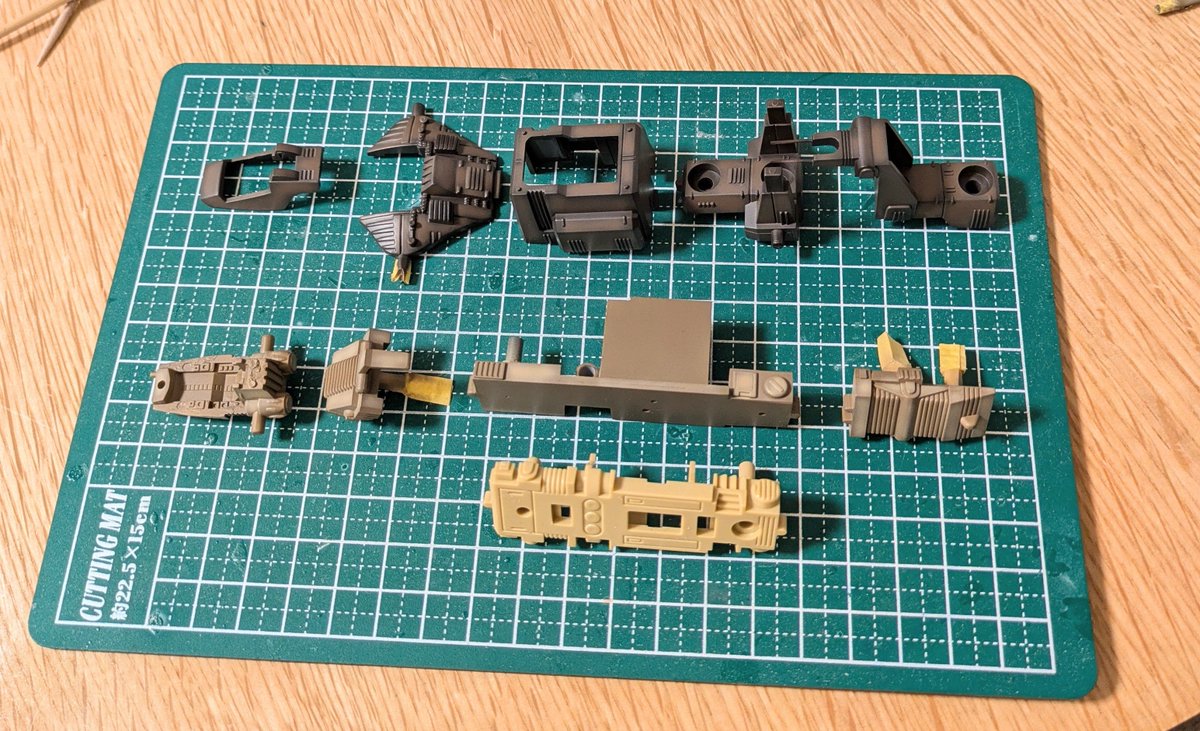 塗装中…
今回はフレーム部はプラ板から自作です！

#ZOIDS
#ゾイド電動化