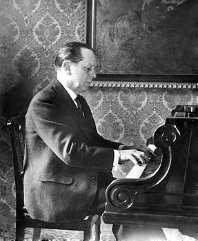 Almanacat Musical (@almanacat) on Twitter photo 29 de maig de 1959: moria el pianista, pedagog i compositor mataroní Frank Marshall King, continuador de l'Acadèmia Granados amb el nom d'Acadèmia Marshall.
<a href="/Acad_Marshall/">Acadèmia Marshall</a>
<a href="/alicia_larrocha/">Alicia de Larrocha - oficial / official -</a> 29 de maig de 1959: moria el pianista, pedagog i compositor mataroní Frank Marshall King, continuador de l'Acadèmia Granados amb el nom d'Acadèmia Marshall.
<a href="/Acad_Marshall/">Acadèmia Marshall</a>
<a href="/alicia_larrocha/">Alicia de Larrocha - oficial / official -</a>