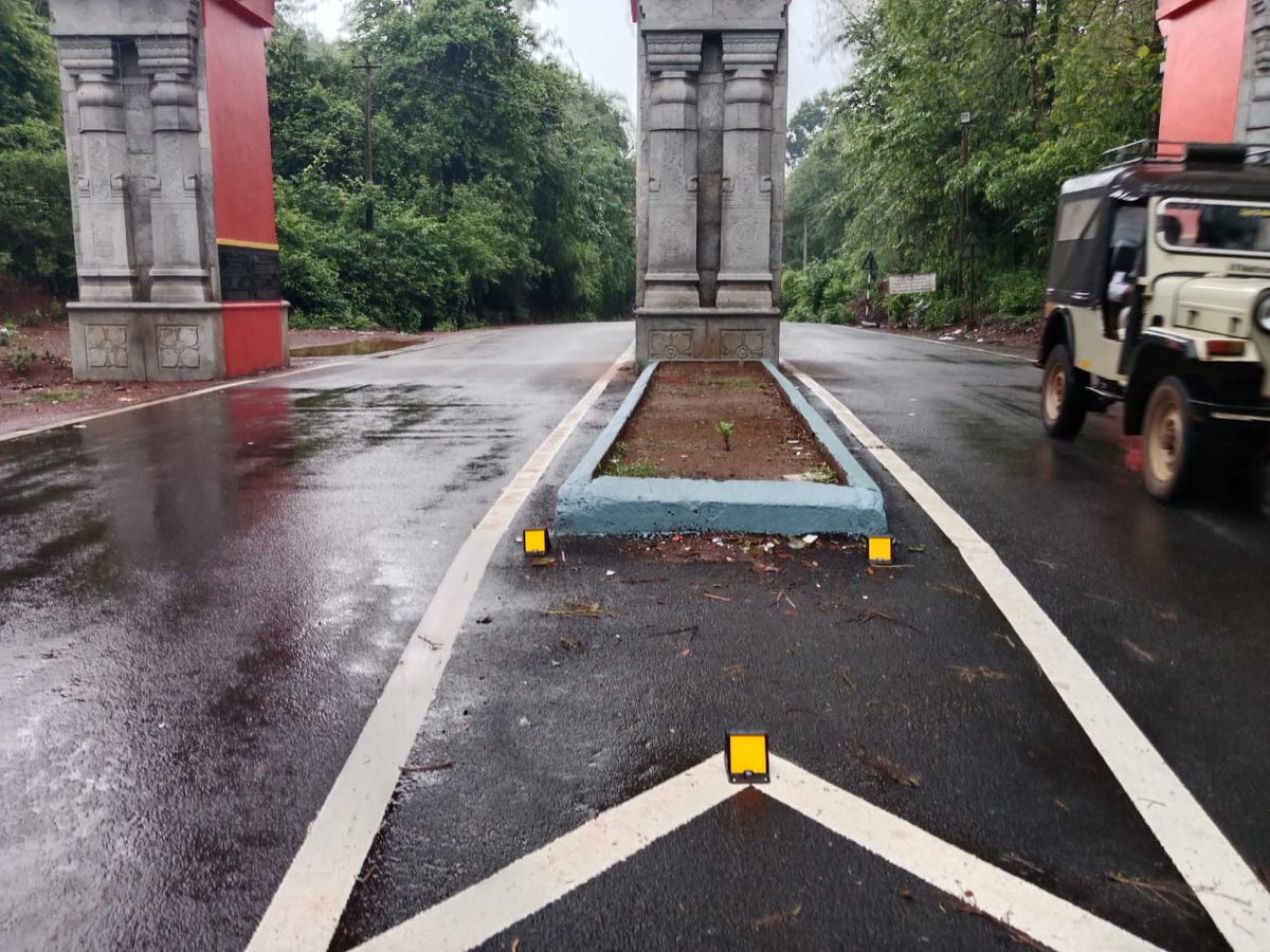 SP Udupi (@policeudupi) on Twitter photo ಕೊಲ್ಲೂರು ಪೊಲೀಸ್ ಠಾಣಾ ವ್ಯಾಪ್ತಿಯಲ್ಲಿ ಮಳೆಗಾಲದಲ್ಲಿ ರಸ್ತೆ ಅಪಘಾತಗಳನ್ನು ತಡೆಗಟ್ಟುವ ನಿಟ್ಟಿನಲ್ಲಿ ರಸ್ತೆ ಅಂಚಿನಲ್ಲಿರುವ ಮರಗಳಿಗೆ TREE REFLECTORS ಮತ್ತು ಅಪಘಾತ ವಲಯಗಳಲ್ಲಿ REFLECTORSಗಳನ್ನು ಅಳವಡಿಸಲಾಗಿರುತ್ತದೆ.
#accidentprevention #udupidistrictpolice
<a href="/DgpKarnataka/">DGP KARNATAKA</a> <a href="/Rangepol_WR/">Western Range of Karnataka State Police, Mangaluru</a> <a href="/KarnatakaCops/">ಕರ್ನಾಟಕ ರಾಜ್ಯ ಪೊಲೀಸ್ Karnataka State Police</a> ಕೊಲ್ಲೂರು ಪೊಲೀಸ್ ಠಾಣಾ ವ್ಯಾಪ್ತಿಯಲ್ಲಿ ಮಳೆಗಾಲದಲ್ಲಿ ರಸ್ತೆ ಅಪಘಾತಗಳನ್ನು ತಡೆಗಟ್ಟುವ ನಿಟ್ಟಿನಲ್ಲಿ ರಸ್ತೆ ಅಂಚಿನಲ್ಲಿರುವ ಮರಗಳಿಗೆ TREE REFLECTORS ಮತ್ತು ಅಪಘಾತ ವಲಯಗಳಲ್ಲಿ REFLECTORSಗಳನ್ನು ಅಳವಡಿಸಲಾಗಿರುತ್ತದೆ.
#accidentprevention #udupidistrictpolice
<a href="/DgpKarnataka/">DGP KARNATAKA</a> <a href="/Rangepol_WR/">Western Range of Karnataka State Police, Mangaluru</a> <a href="/KarnatakaCops/">ಕರ್ನಾಟಕ ರಾಜ್ಯ ಪೊಲೀಸ್ Karnataka State Police</a>