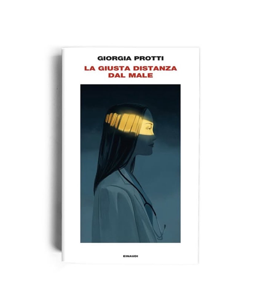 «Quella del diavolo custode, fiancheggiatore e tentatore della dottoressa in burn-out, è l’invenzione fantastica che strania questo romanzo realistico e contribuisce a renderlo memorabile».
Tiziano Scarpa recensisce LA GIUSTA DISTANZA DAL MALE di Giorgia Protti su <a href="/DomaniGiornale/">Domani</a>