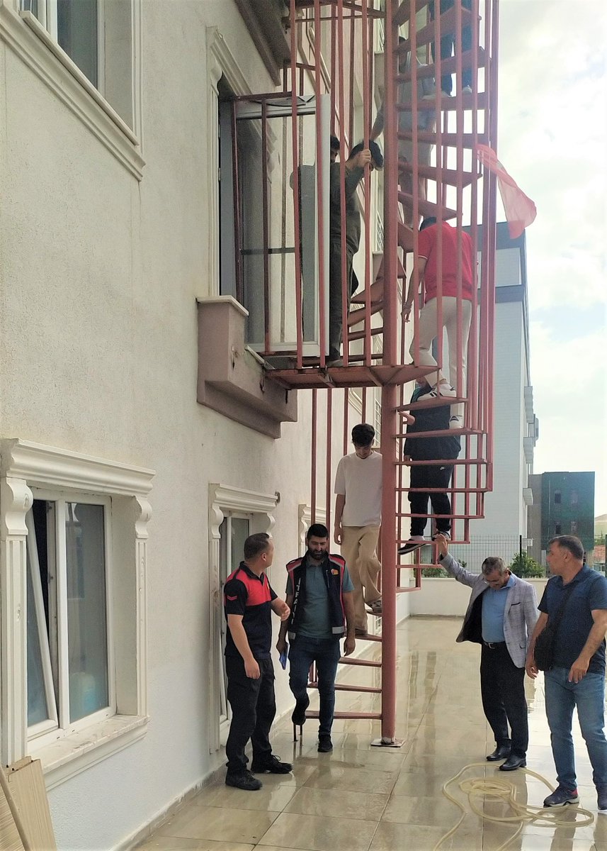GSB Kırşehir Yurtları (@kirsehirkygm) on Twitter photo 📍GSB Kırşehir Yurtları
Öğrencilerimize ve personellerimize yönelik olası bir yangında ilk müdahale yöntemleri hem sözlü hem de uygulamalı bir şekilde gösterildi. 🤗🏢🔥🧯👨🚒
<a href="/gencliksporbak/">Gençlik ve Spor Bakanlığı 🇹🇷</a>
<a href="/OA_BAK/">Dr. Osman Aşkın Bak</a> 📍GSB Kırşehir Yurtları
Öğrencilerimize ve personellerimize yönelik olası bir yangında ilk müdahale yöntemleri hem sözlü hem de uygulamalı bir şekilde gösterildi. 🤗🏢🔥🧯👨🚒
<a href="/gencliksporbak/">Gençlik ve Spor Bakanlığı 🇹🇷</a>
<a href="/OA_BAK/">Dr. Osman Aşkın Bak</a>