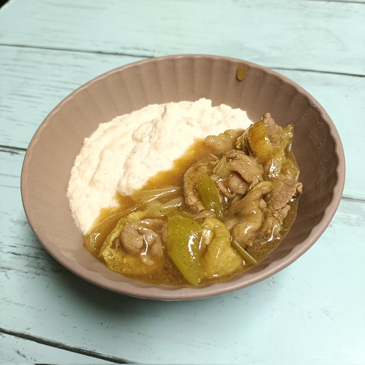 H_DABADA's tweet photo. 米がないわ高いわじゃ豆腐で代用じゃい❗️「カレー豆腐」豆腐潰して塩、砂糖、片栗粉お入れて炒めました😅代用には遠いけど、これはこれで好評でした👍️
#料理好きな人と繋がりたい #料理記録 #カレー豆腐 #カレー #Food https://t.co/pu3QiRUUPn