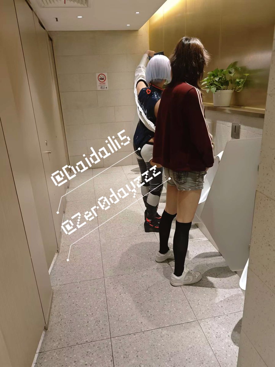 男娘勇闯男厕所