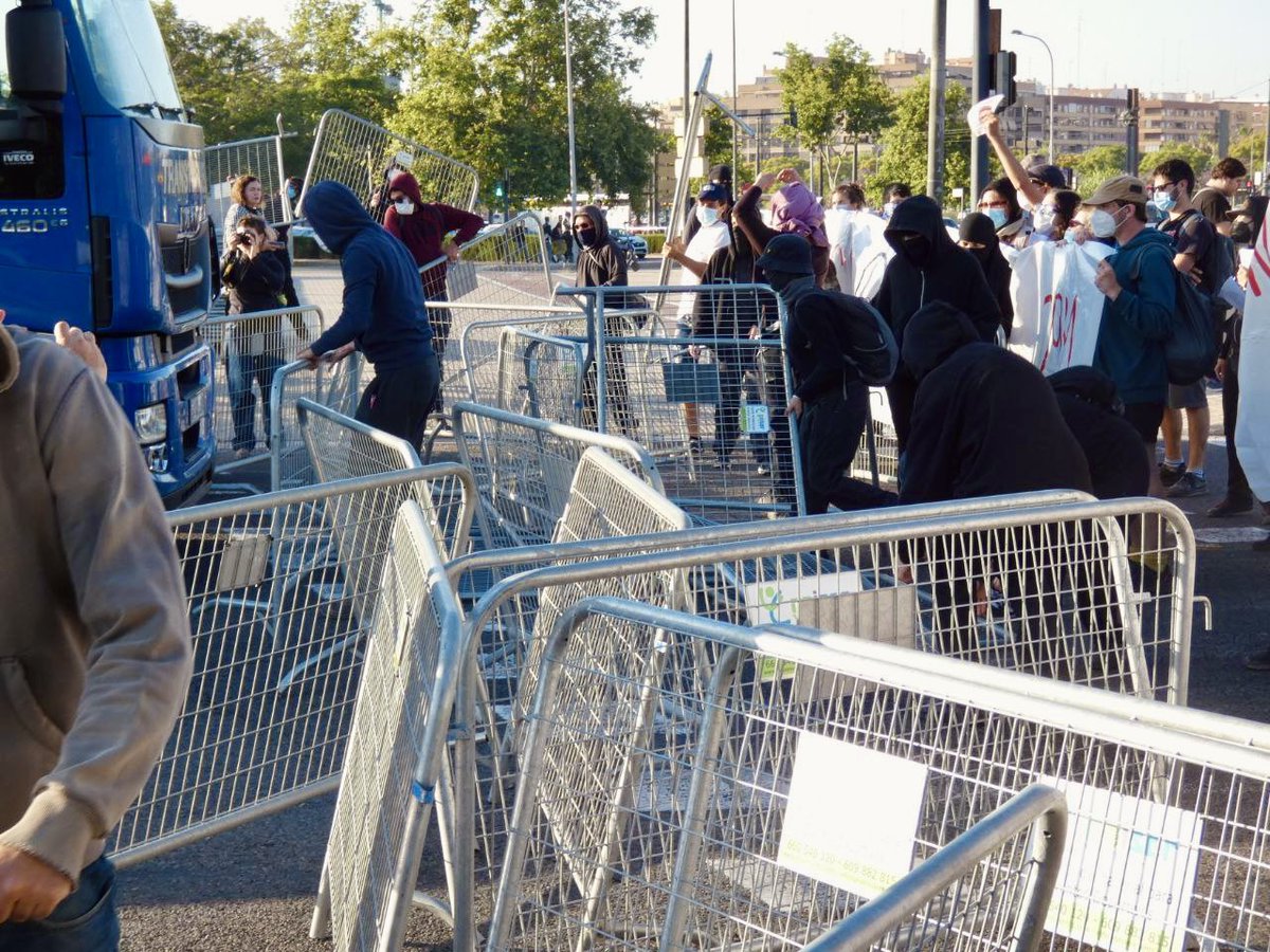 Bon dia <a href="/carlos_mazon_/">Carlos Mazón</a> 👋🏼

Hui ens trobaràs buidant les aules i prenent els carrers. Malgrat els intents de la policia de desmuntar el piquet, les estudiants seguim ajudant a tallar l'accés a València per Castelló.

Per la nostra classe i el nostre poble, fem-los caure!⚒️