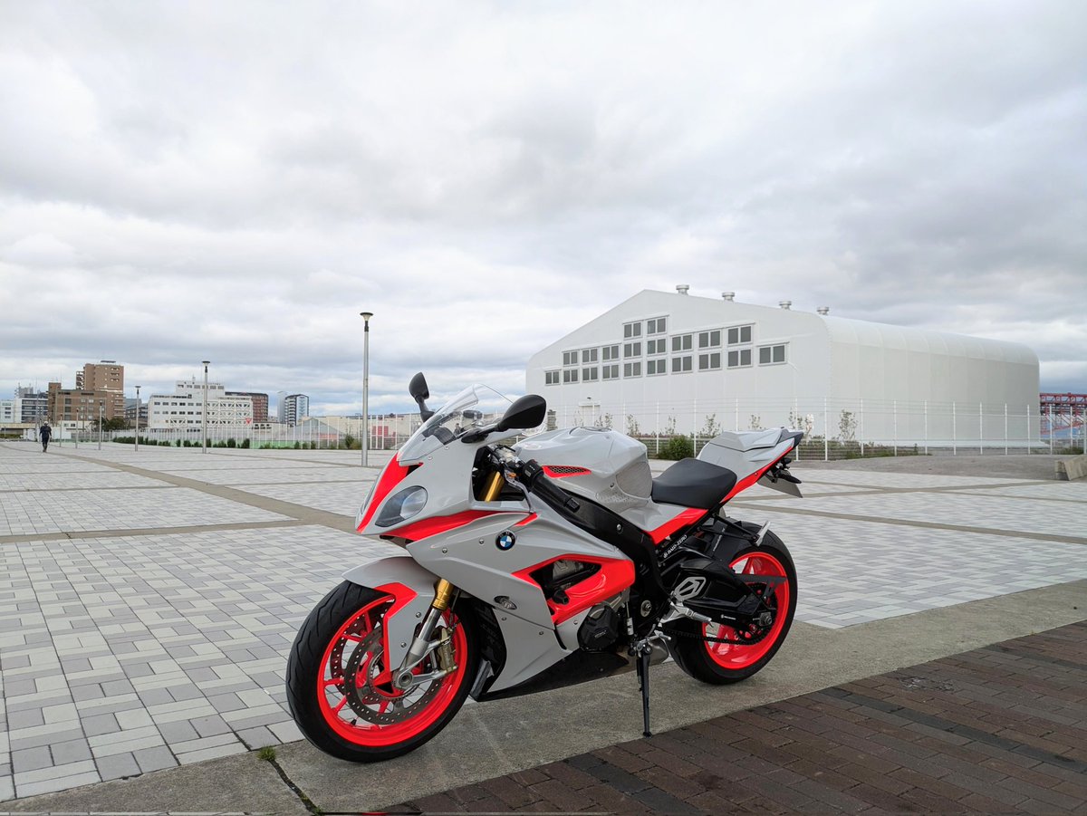akira_925's tweet photo. 初大型バイク

BMW  S1000RR  2018年式

ワンオーナー、オリジナルカラー

納車‼️

199馬力は化け物です🤩
あと、排熱ヤバすぎ😂 https://t.co/zy2IHZiUW2