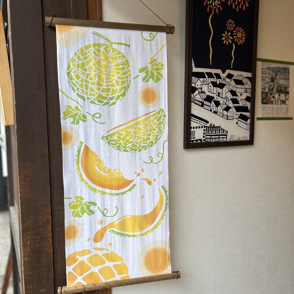 メロンの旬は初夏だと言われています.
特に6月は、全国的にメロンの出荷量が多い時期でもあります. 
染め色もジューシー.