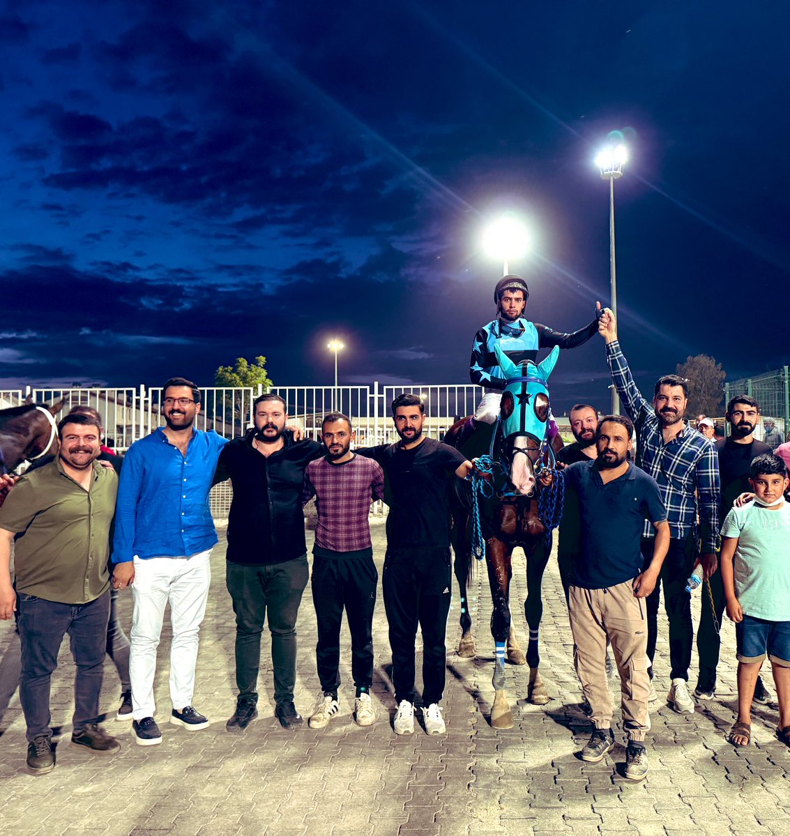 emrahgenc007's tweet photo. Başta veterinerimiz @CALISKANAB33 olmak üzere emeği geçen tüm ekip arkadaşlarımıza teşekkür ederiz🙏🏻🏇 https://t.co/sRGbSIvl7d