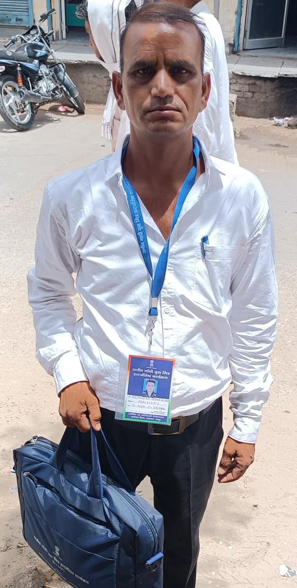 mahi_chhareda's tweet photo. सरकार ने ली 1 और युवा मित्र की जान!
नौकरी खोने से अब तक 6 युवा मित्रों की मौत!

अजमेर के युवा मित्र राजेन्द्र रेगर का हृदय गति रुकने से हुआ निधन।पता चला कि वो नौकरी जाने से आर्थिक तंगी,बेरोजगारी से तनाव में थे।कई दिनों तक रोजगार के लिए जयपुर धरने में भी रहे!नमन!🙏😭
@BhajanlalBjp https://t.co/AzOoOq4Mii