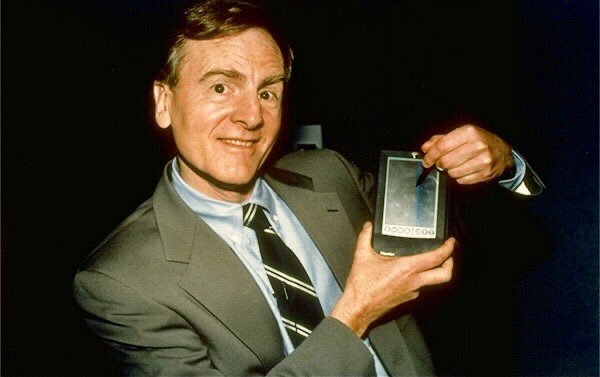 WeAreRSGroup's tweet photo. ON THIS DAY | In 1992, John Sculley introduced the Apple Newton at CES. 

The first one unveiled on stage had dead batteries and didn’t work.

#OnThisDay #OTD #CES https://t.co/Xx89sY2H1G